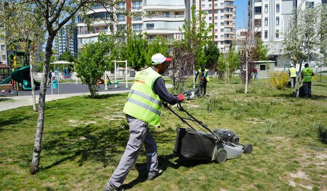 Yazın Gelişiyle Niğde’de Park ve Bahçelerde Yoğun Mesai Başladı