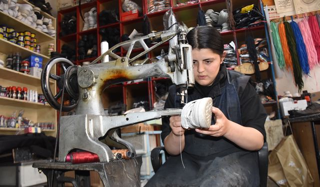 Niğde’nin Tek Kadın Ayakkabı Tamirci Çırağı
