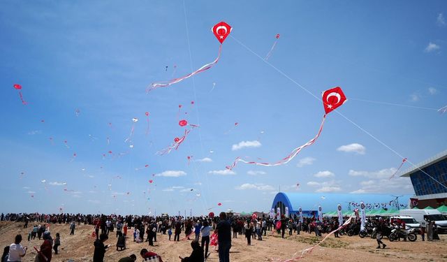 Niğde’de Gençlik Bayramı Coşkusu Uçurtma Şenliği ile Zirveye Ulaştı