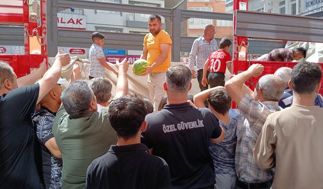 Hayırsever Esnaftan 19 Ton Karpuz İkramı