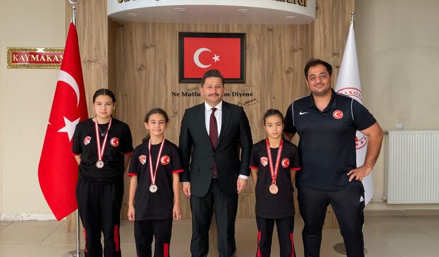 Ulukışlalı Şampiyon Güreşçilerden Kaymakama ziyaret