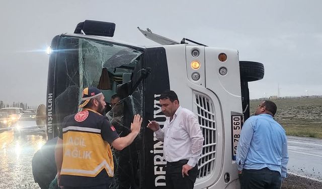Niğde'de Yolcu Otobüsü Orta Refüje Devrildi: 2 Kişi Yaralandı
