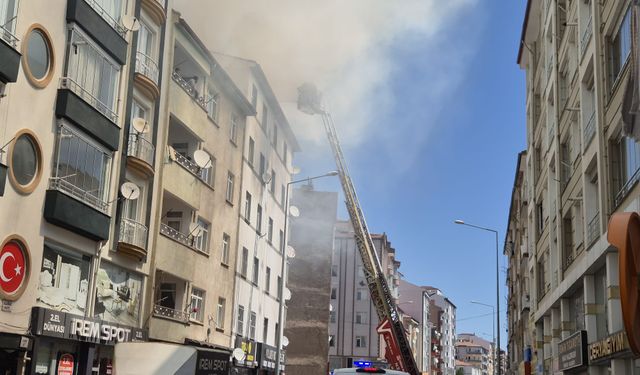 Niğde’de Binanın Çatısı Alev Alev Yandı
