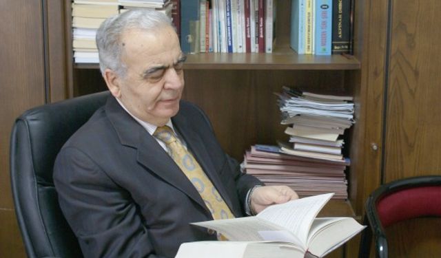 Avukat ve Yazar İsmail Özmel hayatını kaybetti.
