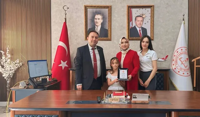 Doğru Yol Partisi'nden Milli Eğitim Müdürü Elif Özbek’e ziyaret ve plaket