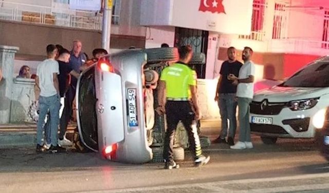 Niğde Şehir Merkezinde Otomobil Takla Attı