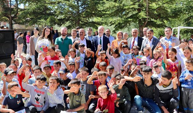 NÖHÜ’den Köy Okulu Öğrencilerine Kırtasiye, Kıyafet ve Oyuncak Desteği