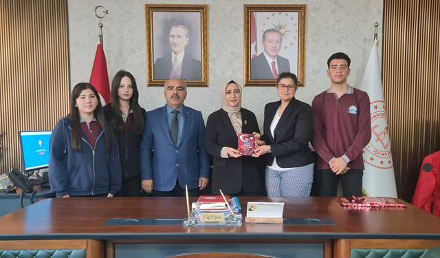 Şiir Yarışmasında Dereceye Giren Öğrenciler Ödüllendirildi