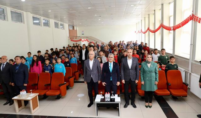 Öğrencilere Ayhan Şahenk Vakfı’ndan Cumhuriyet Bayramı Armağanı