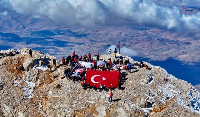 Cumhuriyetin 102. Yılı Coşkusu Aladağlar Zirvelerinde Yaşandı