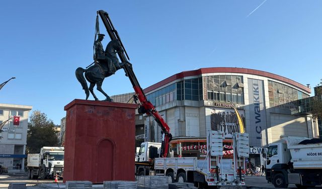 Niğde’de Atatürk Heykeli yeni yerine taşındı