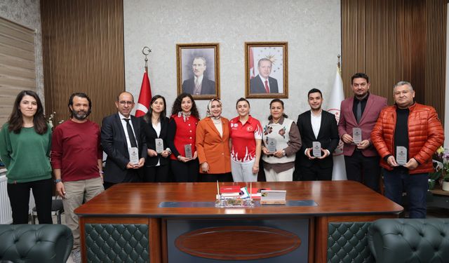 Öğretmenler Günü Masa Tenisi Turnuvasında Dereceye Giren Öğretmenlere Ödülleri Verildi