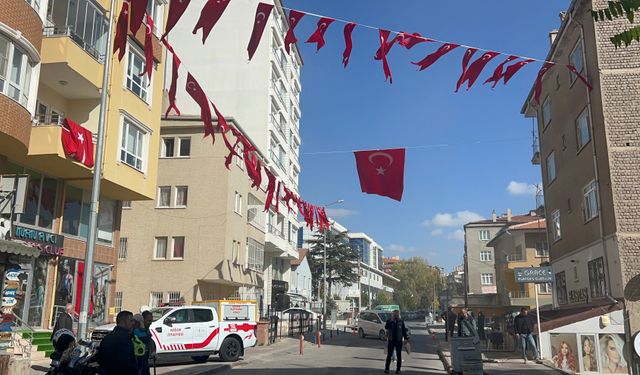 Niğdeli şehidin babaevine Türk bayrakları asıldı