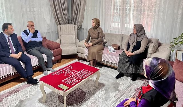 Vali Çelik’in Eşi ve Aile ve Sosyal Hizmetler İl Müdürü Şehit Ailelerini Ziyaret Etti