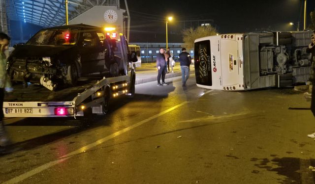 İşçi Servisi ile Otomobil Çarpıştı: 13 Yaralı