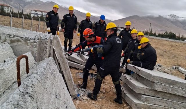 Çevik Kuvvet Personeline Enkazda Arama Kurtarma Eğitimi