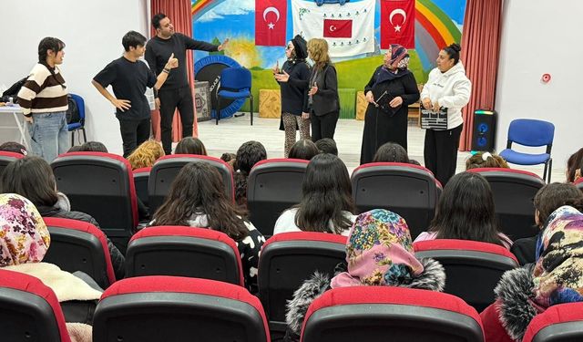 Niğde Belediyesi Tiyatro Ekibinden Sevgi Evlerindeki Çocuklara Unutulmaz Gün