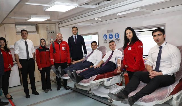 Vali Akmeşe’den Kızılay’a Kan Bağışı Desteği