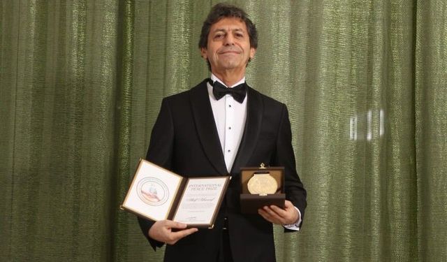 Dünyaca Ünlü Yazar Akif Manaf 2025 Yılı International Peace Prize Ödülü’nü Aldı