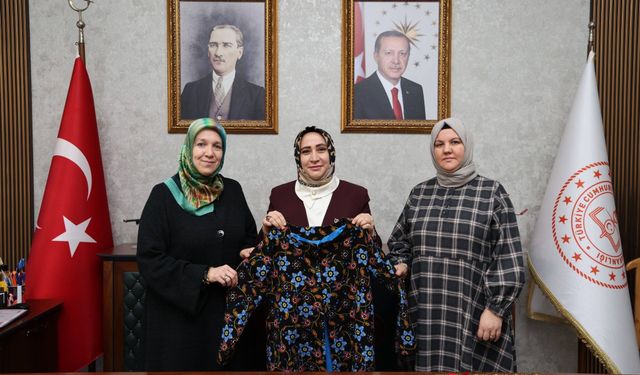 “Çift Taraflı Kullanılıp Çantaya Dönüşebilen Ceket”e Tescil Belgesi