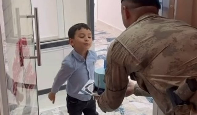 Şehit Oğluna Mehmetçikten Doğum Günü sürpriz