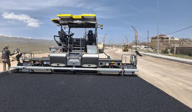 Yeşilburç Köy Yolunda Sıcak Asfalt Çalışması Başladı