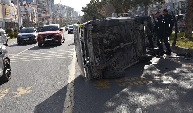 Kaldırıma çarpan araç yan yattı