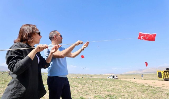 Niğde’de Gökyüzü Anneler İçin Renklendi