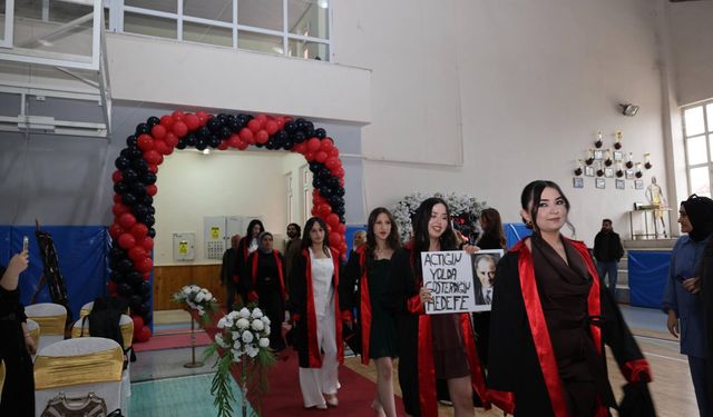 Yunus Emre Anadolu Lisesi’nde Mezuniyet Coşkusu