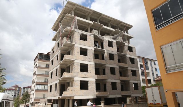İnşaatın 4. Katından Düşen İşçi Ağır Yaralandı