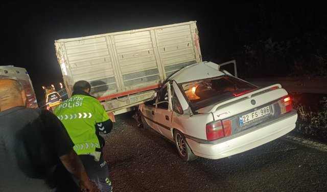 Otomobil Tıra Arkadan Çarptı, 1 Ölü 1 Ağır Yaralı