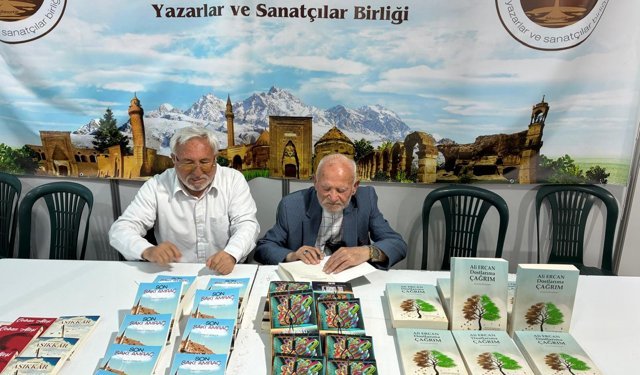 Sanatçı Ali Ercan'da Niğde Kitap Fuarında İmza Etkinliğine Katıldı