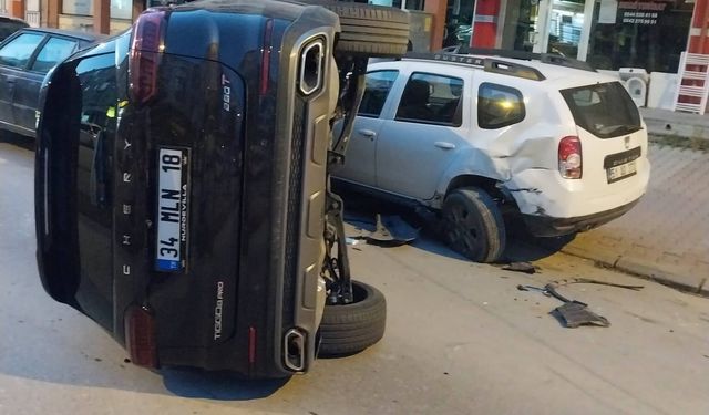 Park Halindeki Araca Çarpan Otomobil Kazaya Neden Oldu: 2 Yaralı