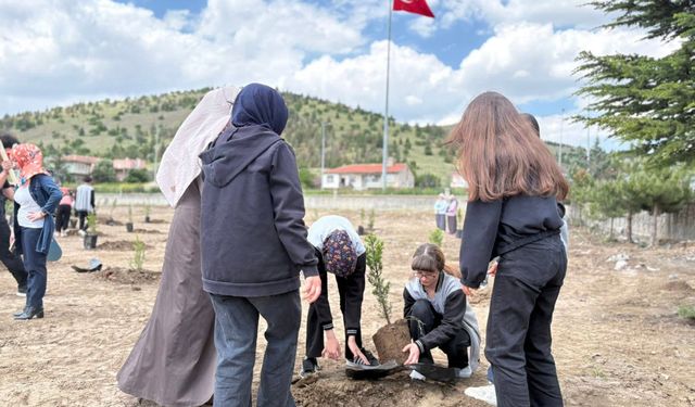 Ulukışla’da “Miras Korusu” Projesi Kapsamında Yüzlerce Fidan Toprakla Buluştu