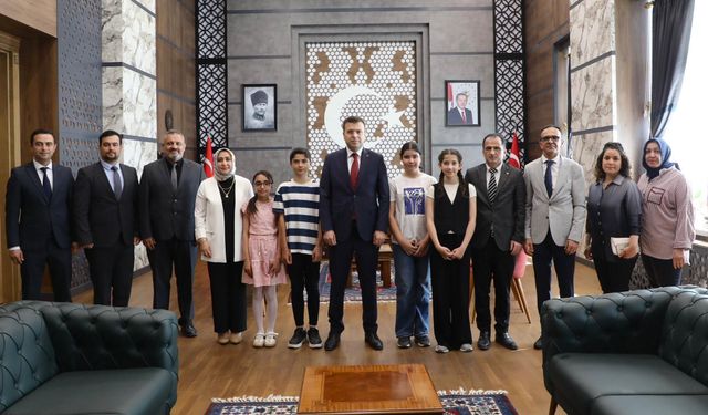 TÜBİTAK Başarısı Gösteren Öğrenciler Valilikte Ağırlandı