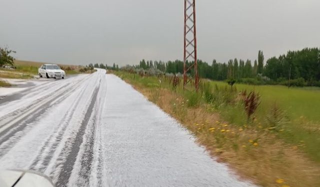 Dolu Yağışı Dikilitaş ve Dündarlı’yı Beyaza Bürüdü