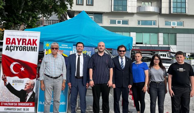 İyi Parti Teşkilatı’ndan Cumhuriyet Meydanı’nda Stant Çalışması