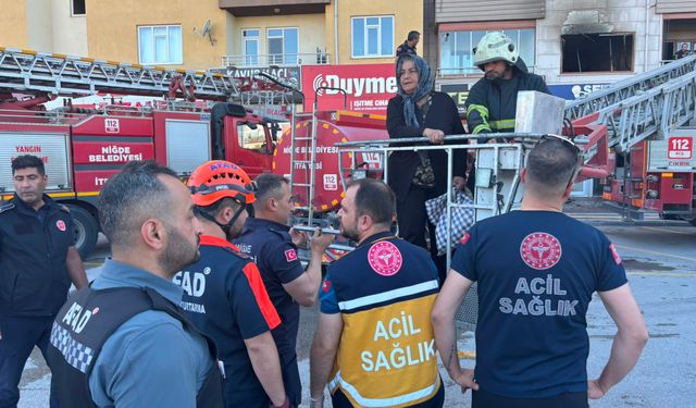 Niğde'de Apartman Yangını: 3 Kişi Dumandan Etkilendi