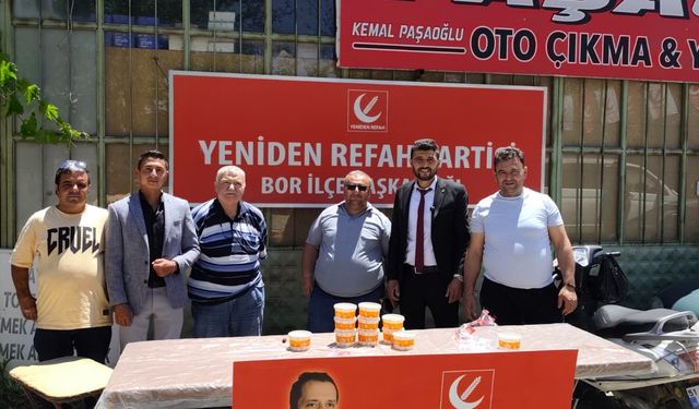 Yeniden Refah Bor İlçe Başkanlığı'ndan Aşure İkramı