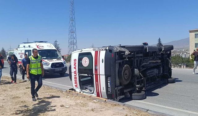 Niğde'de Ambulans ile Otomobil Çarpıştı: 5 Yaralı