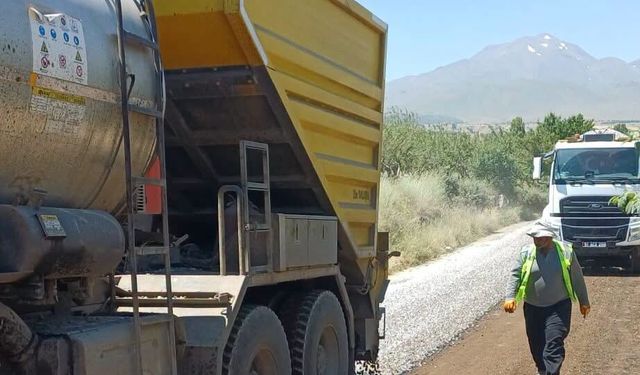 Mahmutlu Köyü'nde 2 Kilometrelik Sathi Asfalt Çalışması Başladı