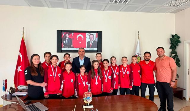 Dereceye Giren Çamardı Belediyesporlu Sporcular Başkan Pınar'ı Ziyaret Etti