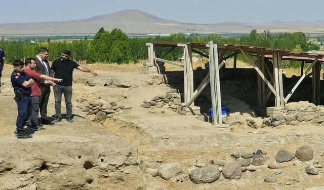 Altunhisar Kaymakamı Turan, Kınık Kazısı Alanında İncelemelerde Bulundu