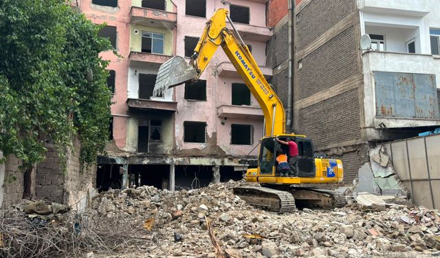 Niğde'de Depremde Hasar Gören Binaların Yıkımına Başlandı