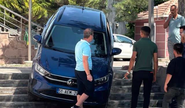 Otomobiliyle Merdivenlerden İnmek İstedi
