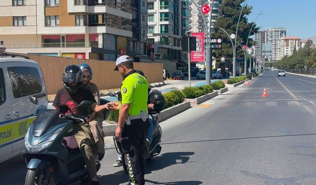 Trafik Denetimlerinde 2 Bin 325 Sürücüye Ceza