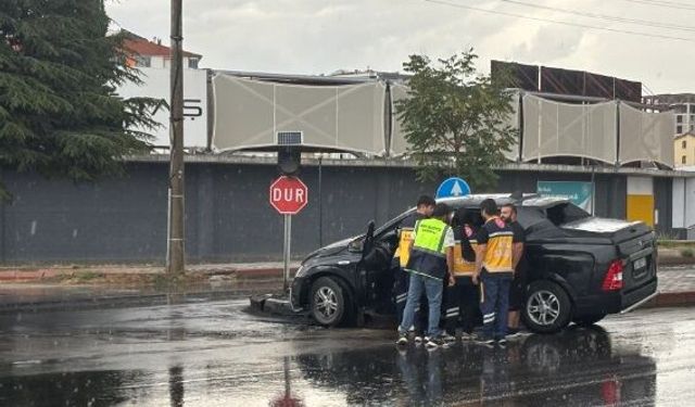 Otomobil Orta Refüje Çıktı: Anne ve Çocuk Yaralandı