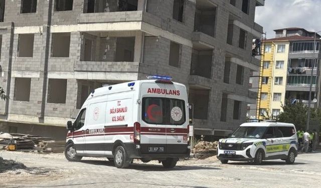İnşaat alanının duvarından aşağı düşen motosikletli yaralandı