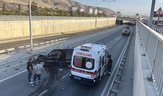 Hafif Ticari Araç ile İş Makinesi Çarpıştı
