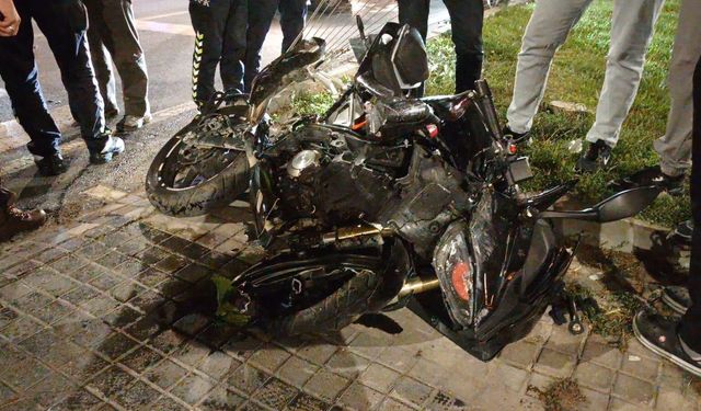Niğde-Bor Yolunda Motosiklet Otomobile Çarptı: 1 Yaralı